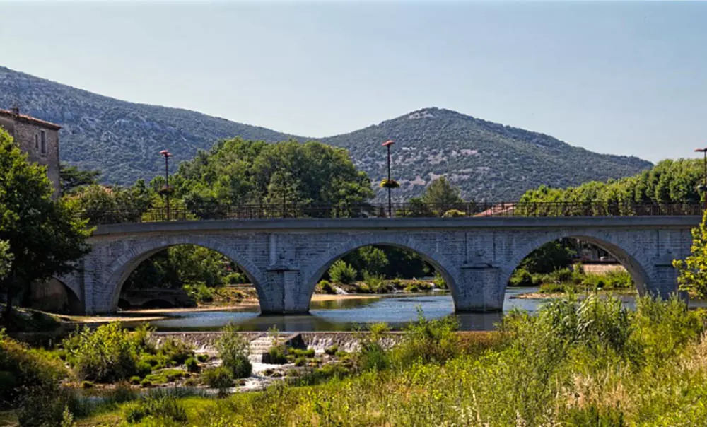 Quissac département du Gard, le pont.